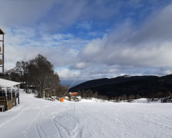 La piste devant Tout Schuss ! La terrasse du Montagnard sur la gauche