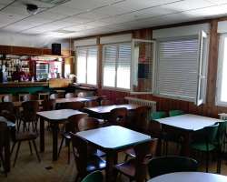 La salle de restaurant et son bar